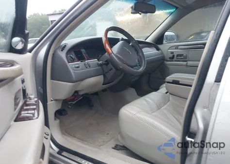 2010 Lincoln Town Car Signature Limited z USA, uszkodzony, nr VIN 2LNBL8CVXAX607074